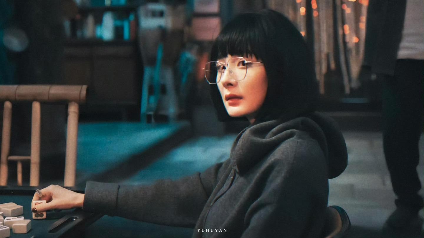 Tạo hình tóc ngắn, đeo kính lạ lẫm của Dương Mịch trong phim 'Không có gì là một bữa lẩu không thể giải quyết'. Phim sẽ chính thức ra mắt vào ngày 13/01/2024.