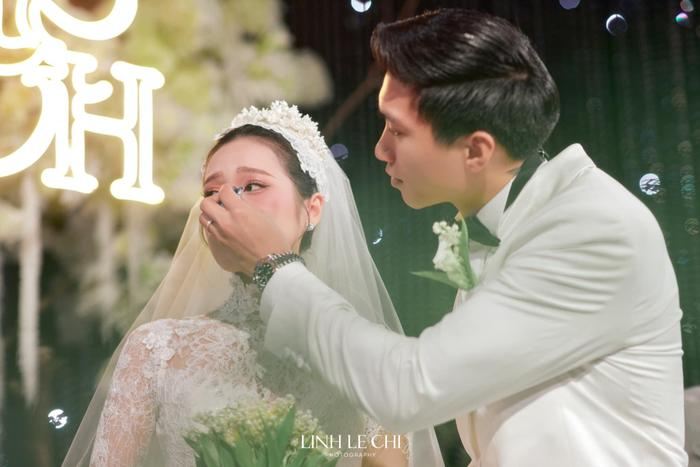 Đoàn Văn Hậu và Doãn Hải My có một đám cưới đẹp như mơ thu hút sự chú ý của công chúng Đoàn Văn Hậu và Doãn Hải My có một đám cưới đẹp như mơ thu hút sự chú ý của công chúng