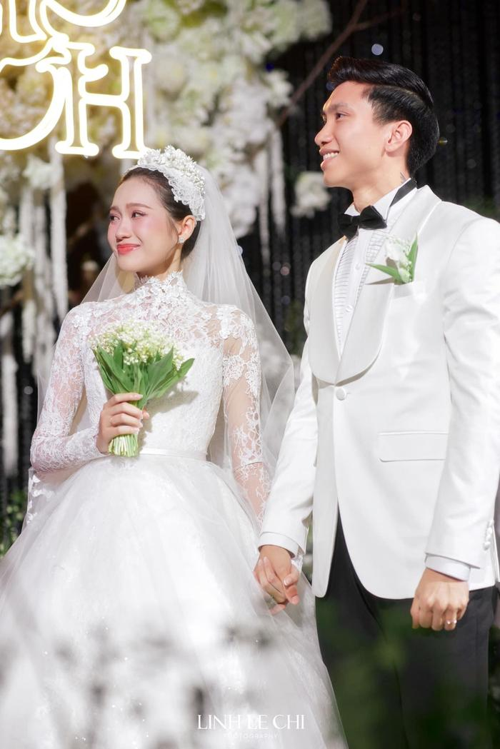Hòa Minzy tiết lộ mang ơn Đoàn Văn Hậu cả đời, ghi điểm nhờ hành động tinh tế với cô dâu Doãn Hải My - Ảnh 2 Hòa Minzy tiết lộ mang ơn Đoàn Văn Hậu cả đời, ghi điểm nhờ hành động tinh tế với cô dâu Doãn Hải My - Ảnh 2