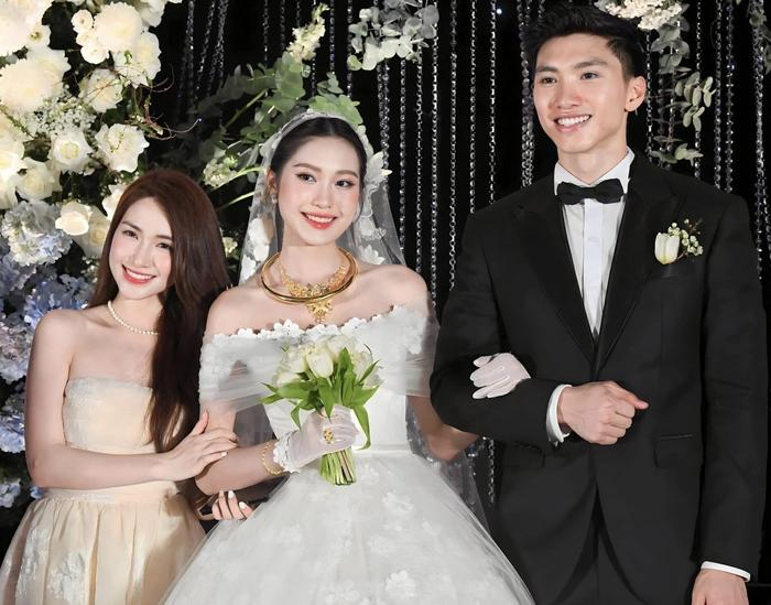 Hòa Minzy trong đám cưới của Đoàn Văn Hậu và Doãn Hải My. Nữ ca sĩ và vợ chồng Đoàn Văn Hậu có mối quan hệ thân thiết trong những năm qua khiến khán giả ngưỡng mộ. Hòa Minzy trong đám cưới của Đoàn Văn Hậu và Doãn Hải My. Nữ ca sĩ và vợ chồng Đoàn Văn Hậu có mối quan hệ thân thiết trong những năm qua khiến khán giả ngưỡng mộ.
