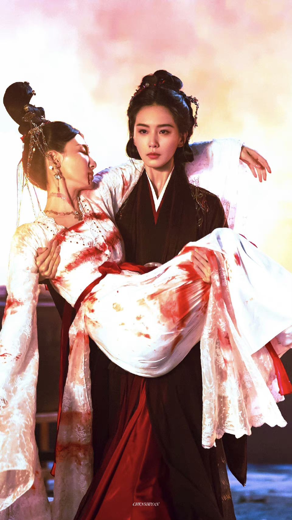 Lưu Thi Thi và Trần Đô Linh được dân tình nhiệt tình 'ship' sau một cảnh trong phim ''Nhất Niệm Quan Sơn' nhờ khí chất ngự tỷ của Lưu Thi Thi và vẻ đẹp mong manh thuần khiết của Trần Đô Linh. Từ khóa 'Xin hỏi Lưu Thi Thi và Trần Đô Linh có cảnh hôn không?' leo lên No.1 hot search bảng giải trí