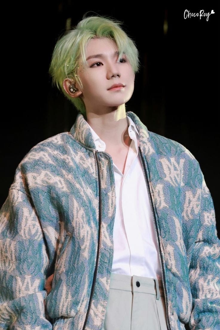 Rộ tin đồn Vương Nguyên hẹn hò thiên kim tiểu thư Lý Thiên Đồng.Weibo lan truyền hình ảnh Vương Nguyên và Lý Ân Đồng bị bắt gặp có những dấu hiệu hẹn hò qua hàng loạt hình ảnh đáng ngờ. Hiện tại cả hai vẫn giữ im lặng