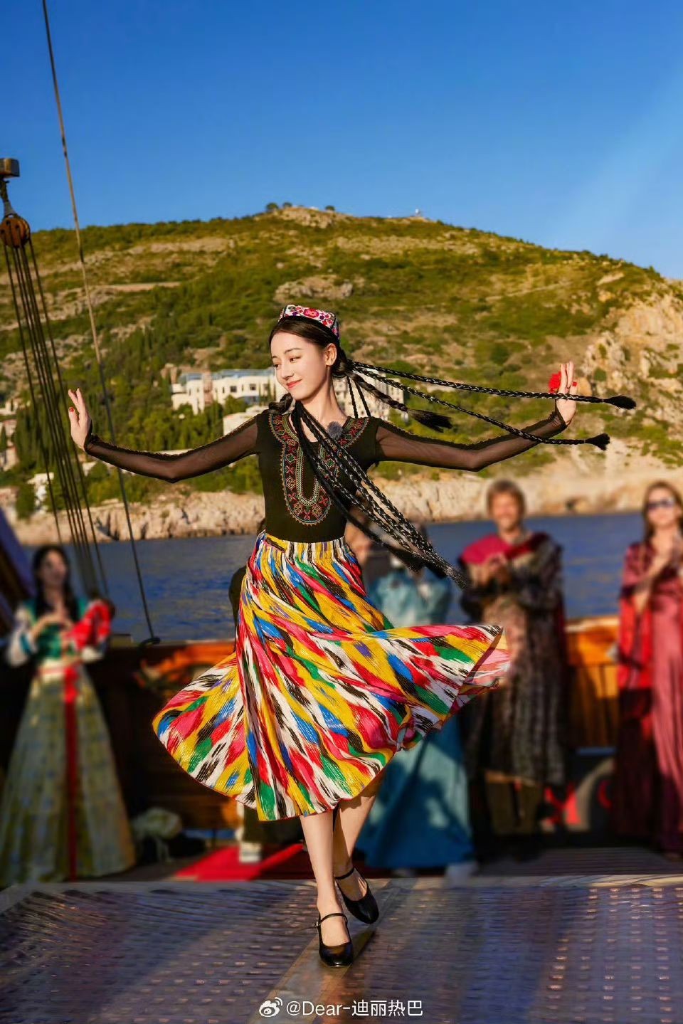 Địch Lệ Nhiệt Ba khiến dân tình rung động khi mặc đồ và múa điệu truyền thống của người Duy Ngô Nhĩ Tân Cương trong Show Hoa và Thiếu niên.