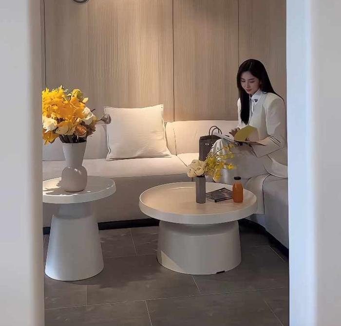 Khoảnh khắc ngắn ngủi đi cafe của Đặng Thu Thảo gây sốt trên mạng xã hội Khoảnh khắc ngắn ngủi đi cafe của Đặng Thu Thảo gây sốt trên mạng xã hội