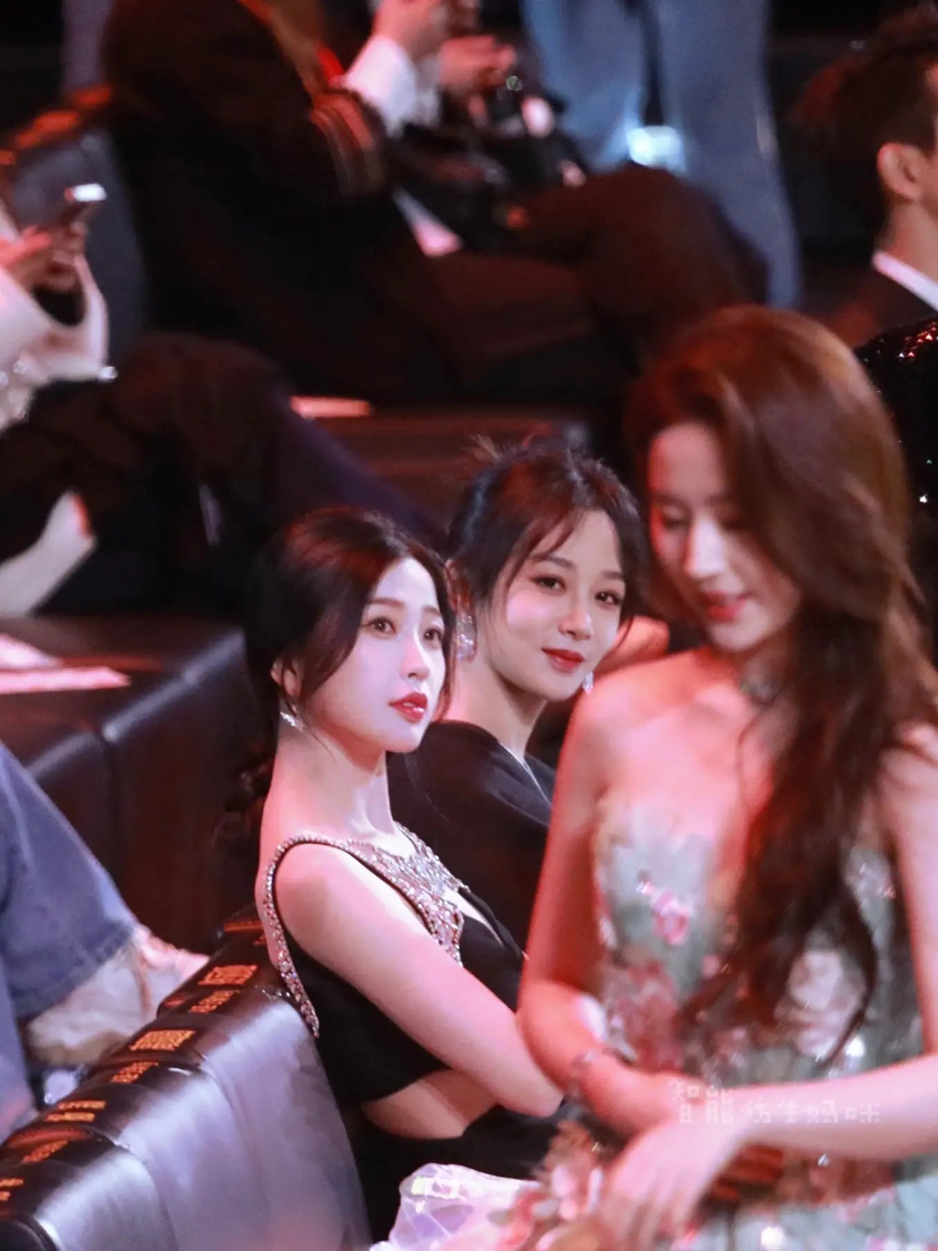 Ánh mắt Dương Tử nhìn theo bóng lưng Lưu Diệc Phi tại Đêm hội IQIYI leo lên hot search