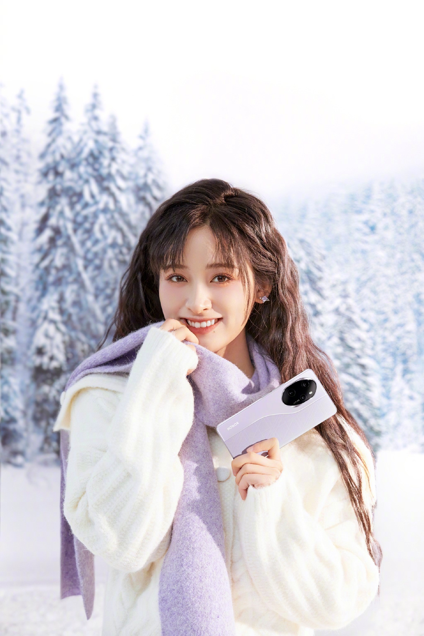 Thẩm Nguyệt tinh khôi trong khung cảnh tuyết mùa đông trong một quảng cáo điện thoại