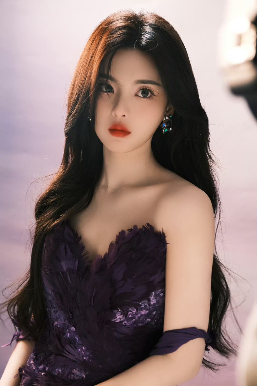 Tạo hình của Dương Siêu Việt tham dự thảm đỏ tầm nhìn của TENCENT do studio tung ra Tạo hình của Dương Siêu Việt tham dự thảm đỏ tầm nhìn của TENCENT do studio tung ra