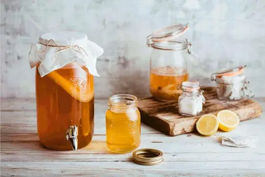 Nhiều nhãn hiệu kombucha chứa một lượng đường bổ sung đáng kể và không thực sự chứa vi khuẩn hoạt động giúp cơ thể chống lại bệnh tật. Ảnh: internet Nhiều nhãn hiệu kombucha chứa một lượng đường bổ sung đáng kể và không thực sự chứa vi khuẩn hoạt động giúp cơ thể chống lại bệnh tật. Ảnh: internet