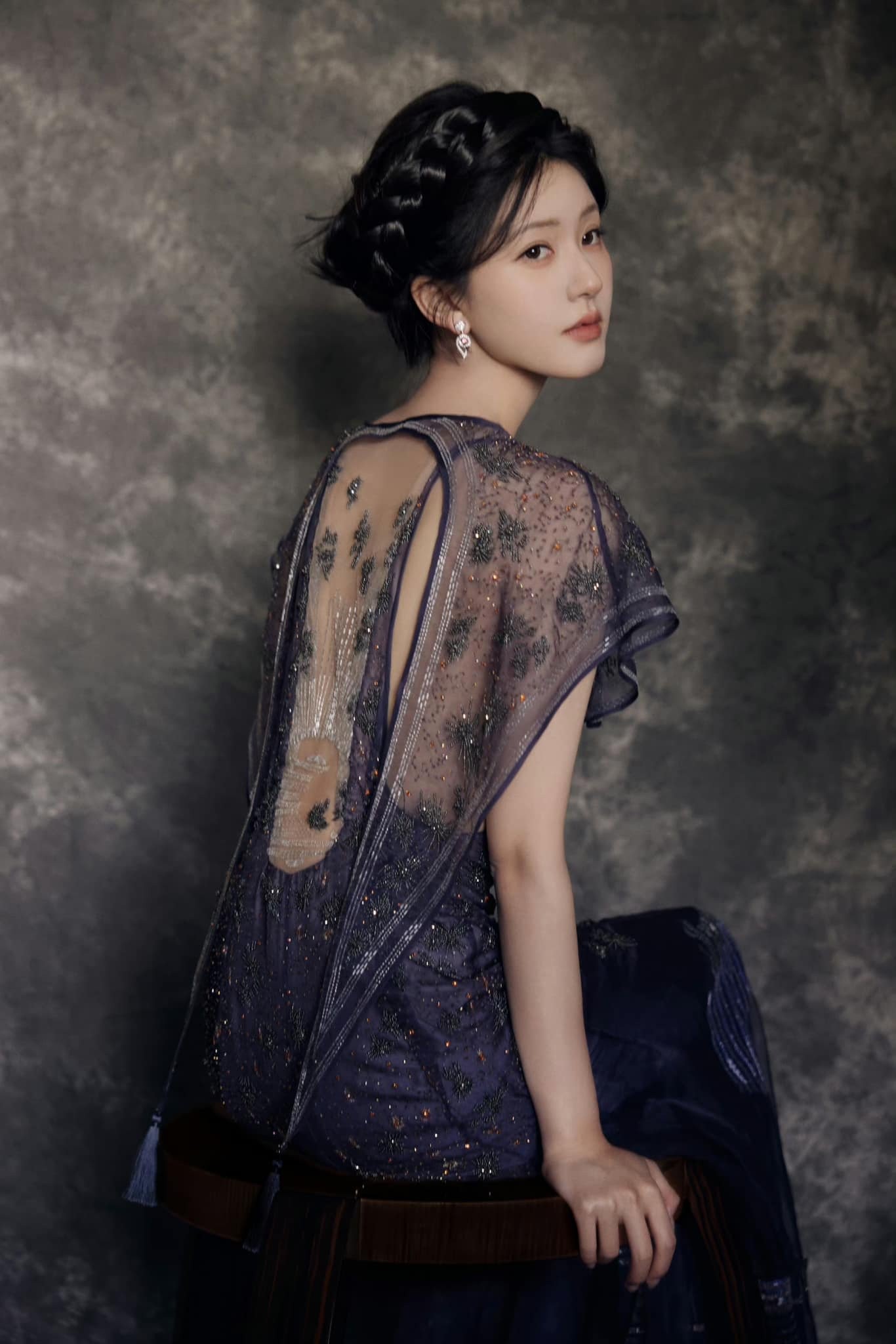 Triệu Lộ Tư thua kiện anti-fan. Một cư dân mạng đã bị phía Triệu Lộ Tư đâm đơn kiện với tội xúc phạm danh dự vì đăng bài ám chỉ về tin đồn Triệu Lộ Tư mắng Ngô Lỗi trên phim trường 'Tinh Hán Xán Lạn', đồng thời tung tin nữ diễn viên có thái độ không tốt trong một buổi chụp hình. Kết quả vụ kiện, tòa án cho rằng đây là bình luận thường thấy về một chủ đề trong giới giải trí, không có ý xúc phạm rõ ràng và cũng không có lời lẽ đi ngược lại với thuần phong mỹ tục. Do đó, phía Triệu Lộ Tư bị phán thua kiện.