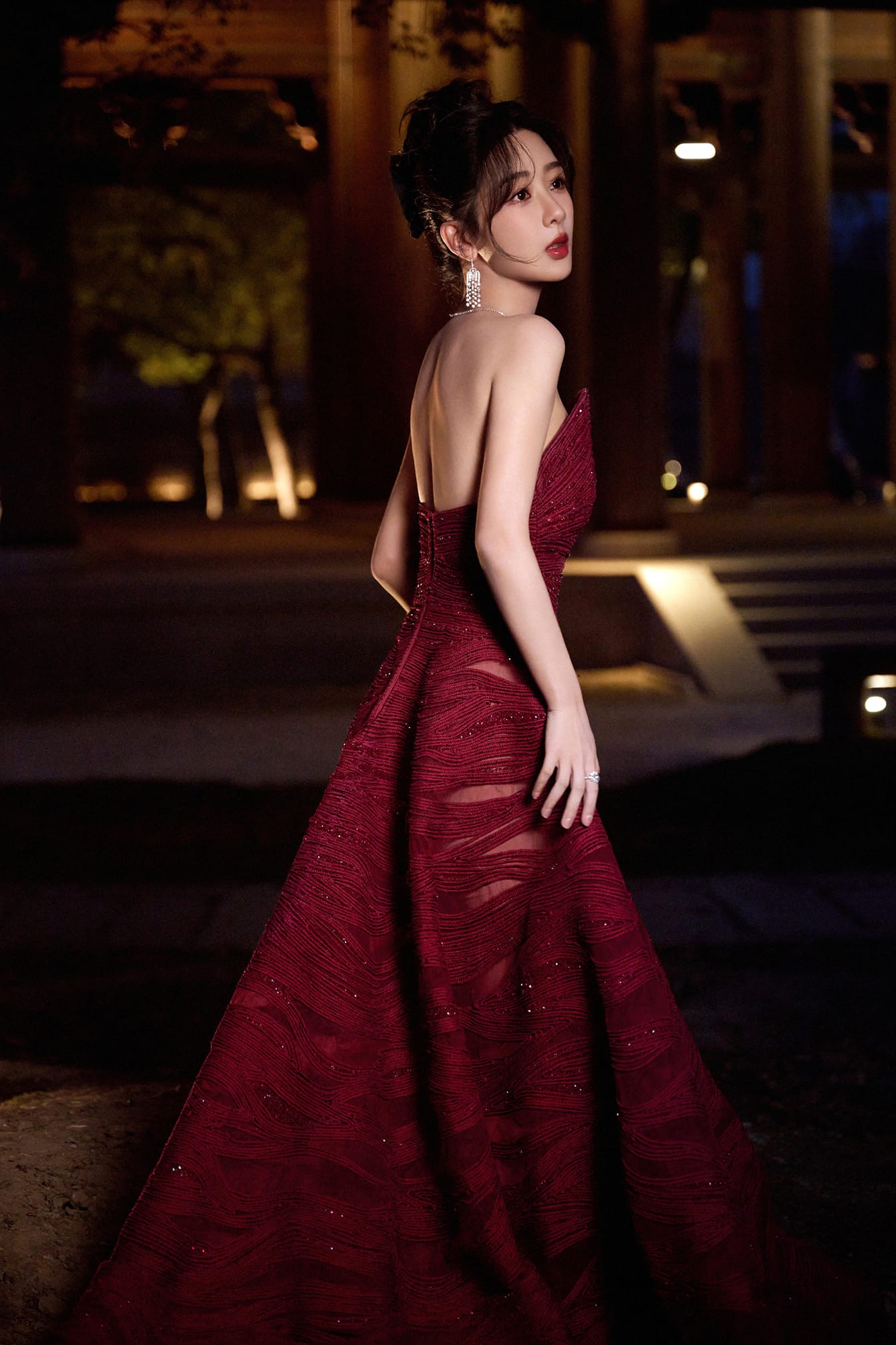 Dương Tử nhận được cơn mưa lời khen trong chiếc đầm đỏ rực rỡ