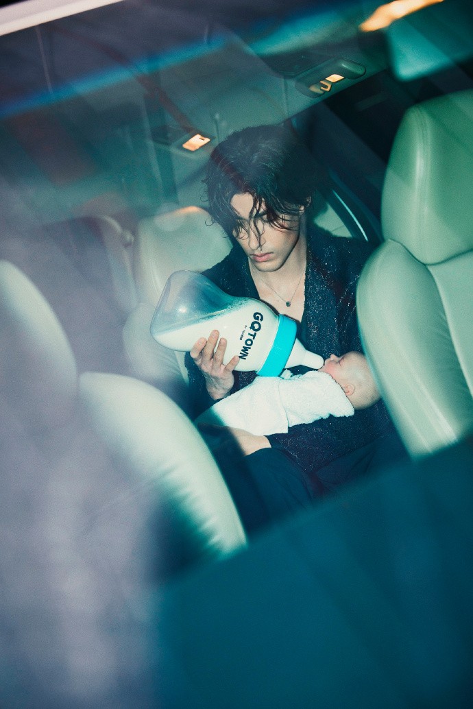 Mika (cựu thành viên INTO1) khiến dân tình phát sốt với tạo hình 'không thể điên hơn' do studio đăng tải.