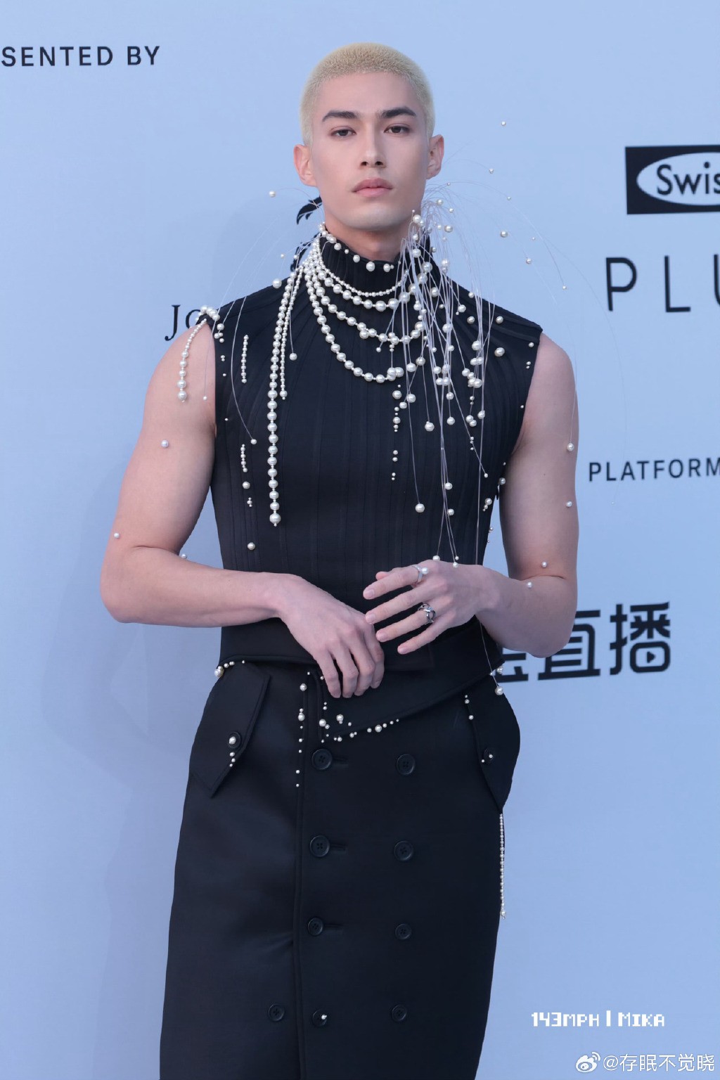 Tạo hình thứ 2 độc đáo không kém trên thảm đỏ GQ của Mika. Anh chàng được chọn là ngôi sao diện outfit đúng chủ đề nhất trong sự kiện hôm nay