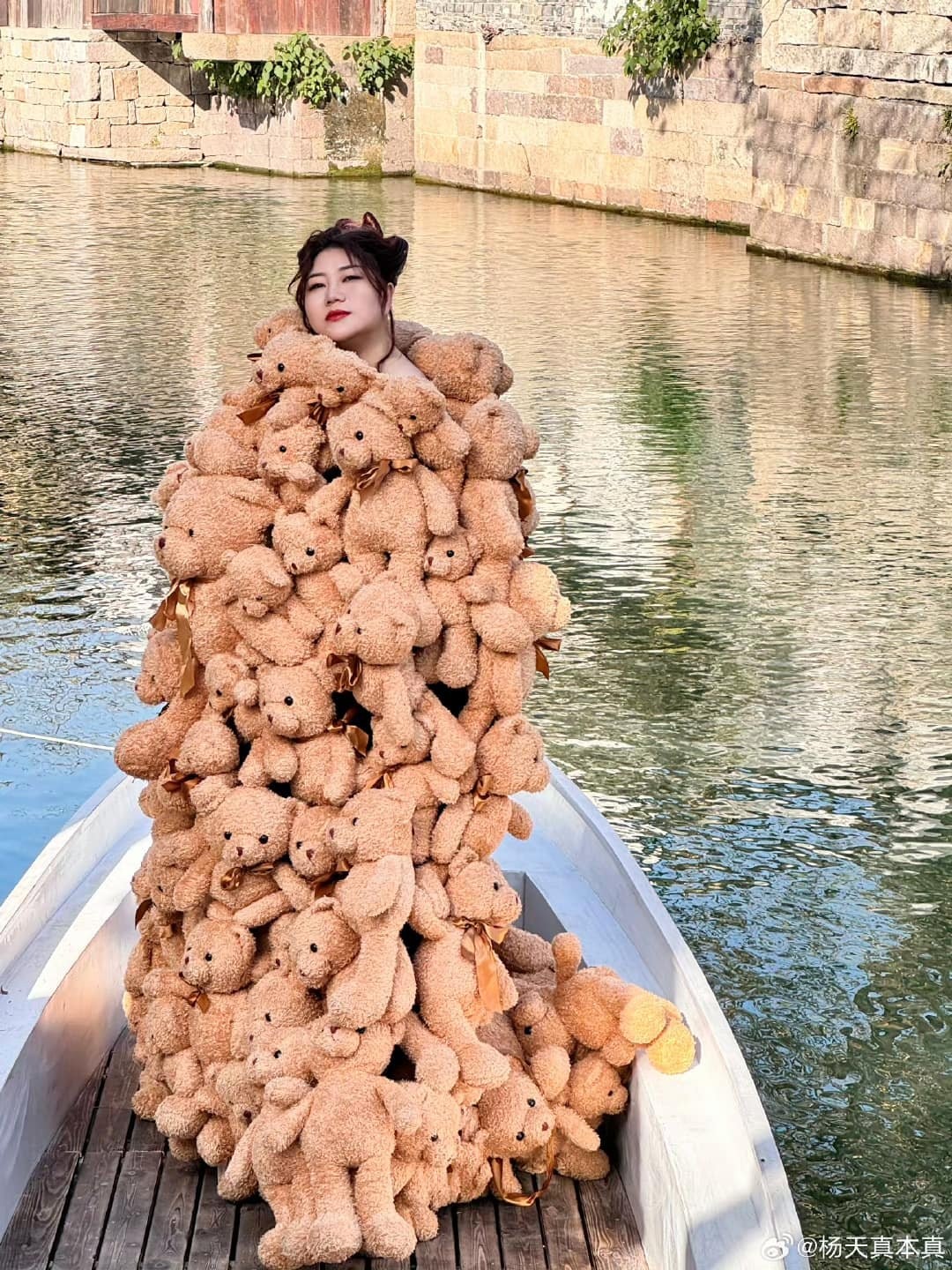 Dương Thiên Chân gây choáng với chiếc đầm toàn gấu bông, hoàn toàn phù hợp với chủ đề GQ đưa ra