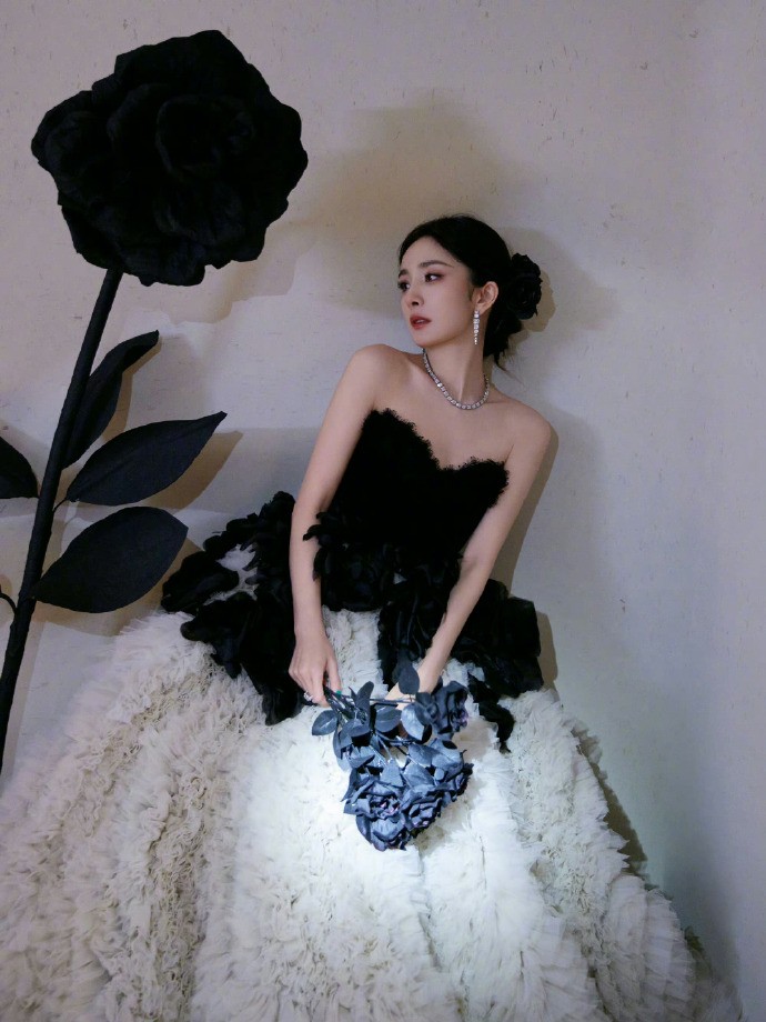 Dương Mịch xinh đẹp, thần thái kiêu sa ngút ngàn