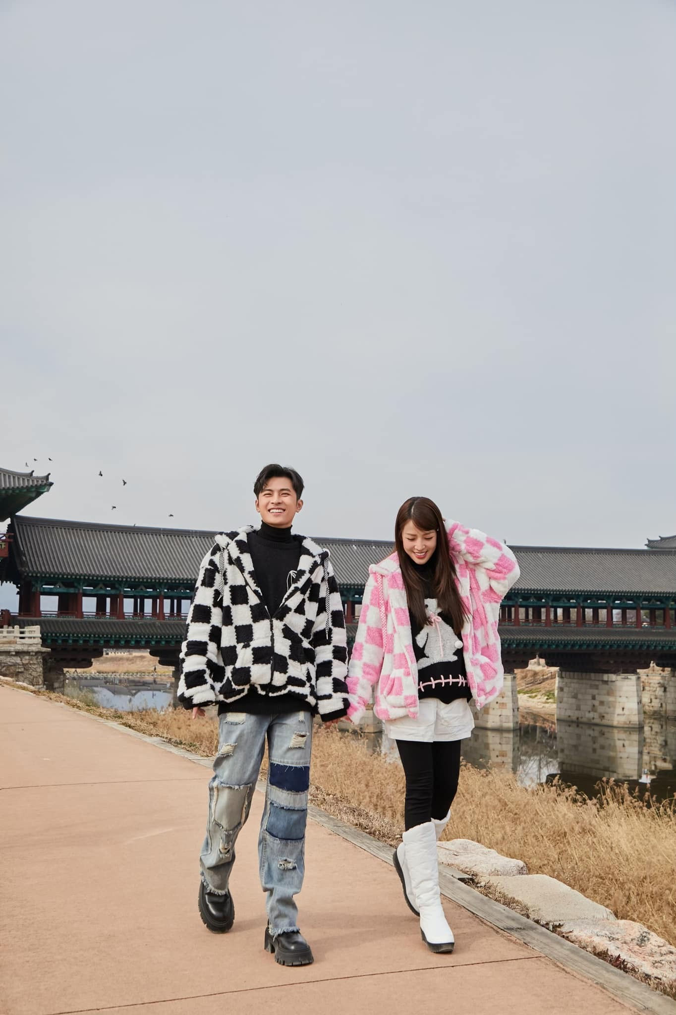 Cặp đôi diện đồ đôi, ánh mắt tràn ngập sự hạnh phúc khi du lịch cùng nhau