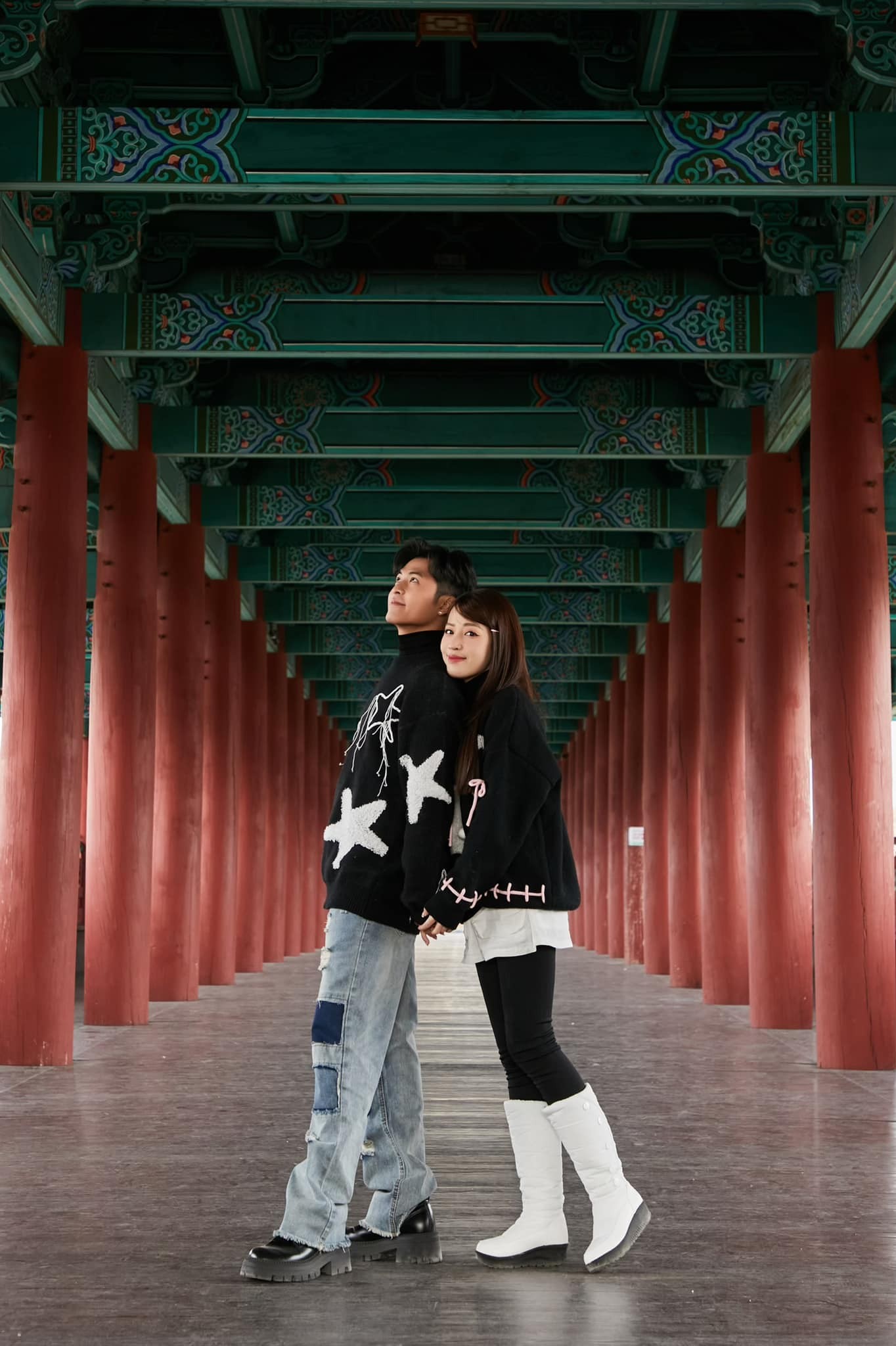 Vợ chồng GinPu liên tục phát 'cẩu lương' trong chuyến du lịch Hàn Quốc. Cả hai trao cho nhau những cử chỉ ngọt ngào, đậm chất ngôn tình