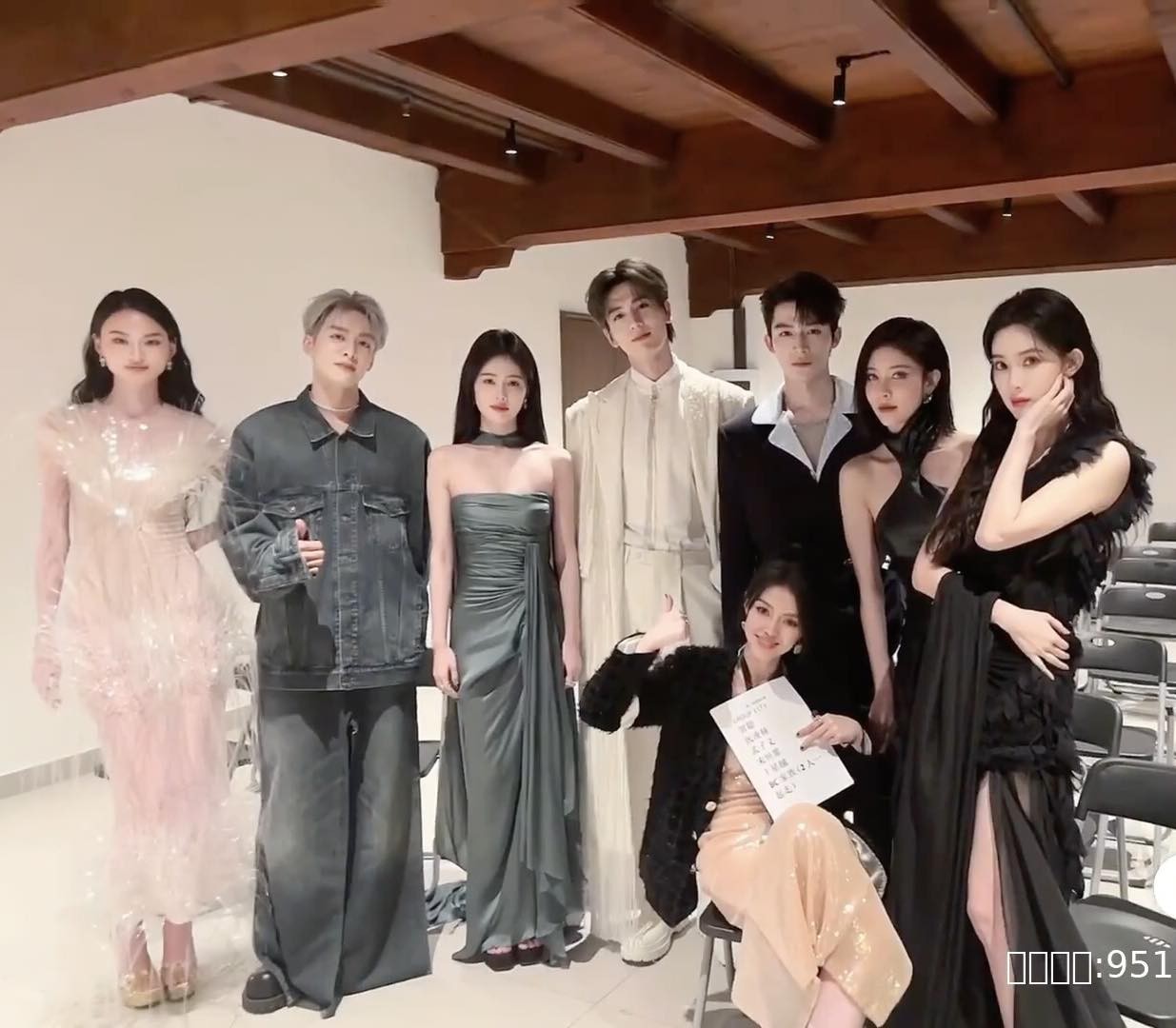 Bộ ba “Ninh An Như Mộng” Bạch Lộc - Trương Lăng Hách - Vương Tinh Việt chụp chung tại sự kiện GQ, ngoài ra còn có Tăng Thuấn Hy, Hạ Thông, Nghiên Phi, Mạnh Tử Nghĩa