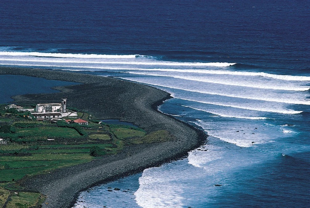Trang trại trên bờ biển phía bắc của đảo São Jorge, Azores. Ảnh: Tony Arruza/Bruce Coleman Inc. Trang trại trên bờ biển phía bắc của đảo São Jorge, Azores. Ảnh: Tony Arruza/Bruce Coleman Inc.