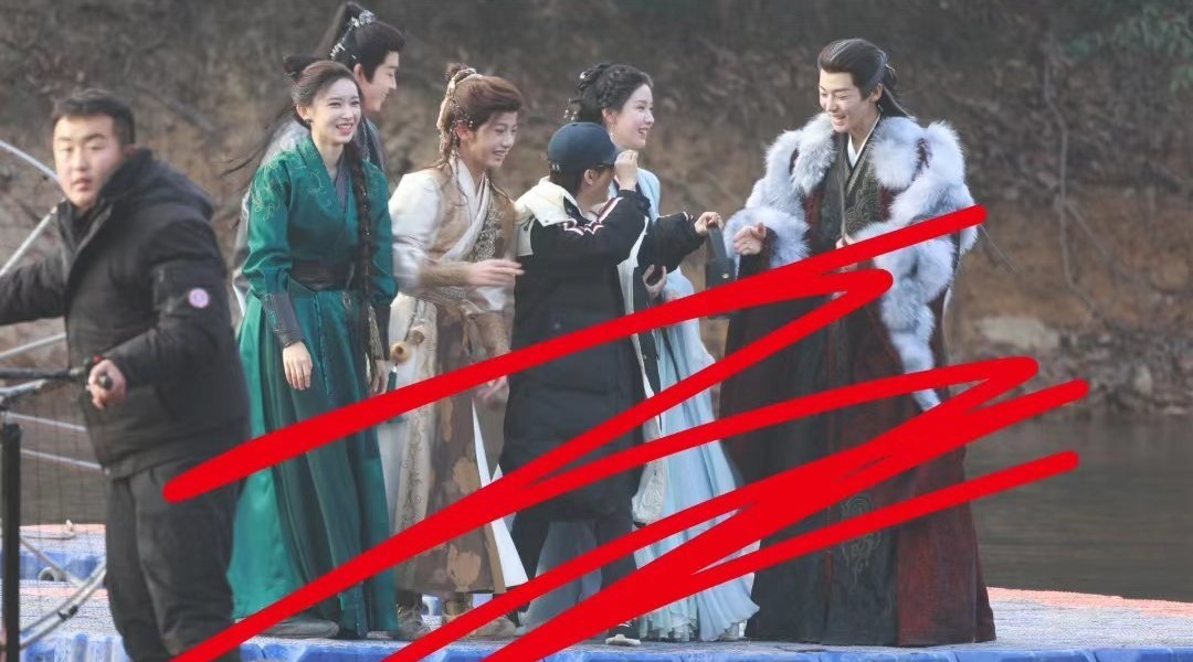 Đạo diễn Quách Kính Minh cùng Hầu Minh Hạo, Trần Đô Linh, Điền Gia Thụy, Trình Tiêu, Lâm Tử Diệp trong buổi quay ngoại cảnh của phim 'Đại Mộng Quy Ly'.