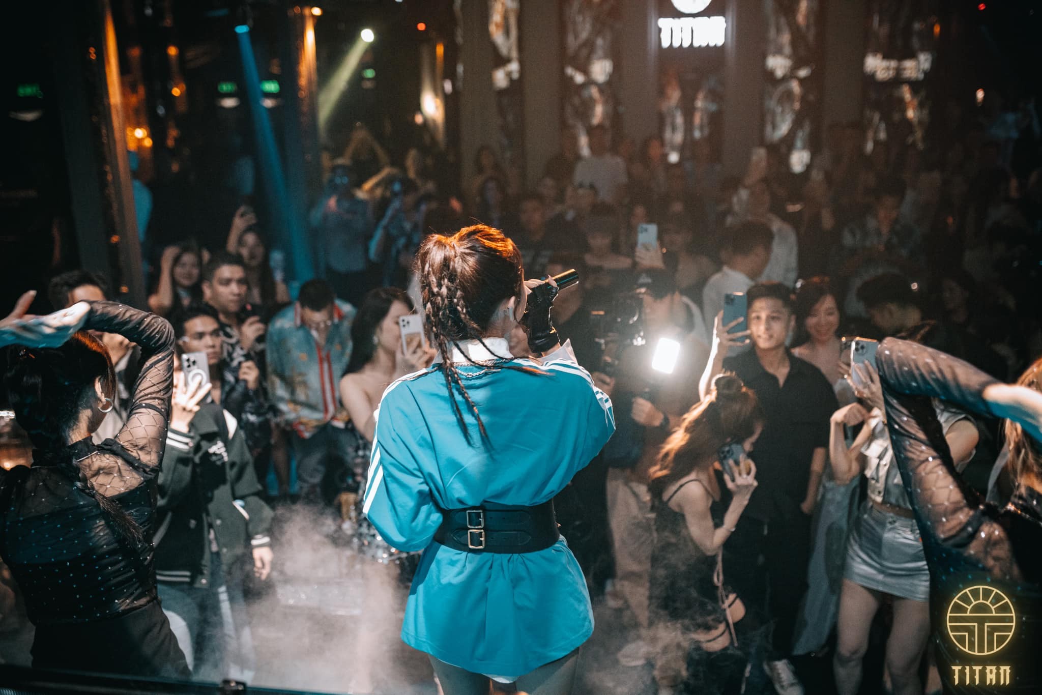 Cô cũng khoe những buổi biểu diễn kín trên MXH Cô cũng khoe những buổi biểu diễn kín trên MXH