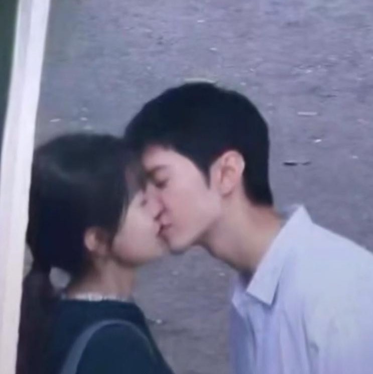 Cảnh hôn của Trần Triết Viễn và Lương Khiết trong phim 'Cây Ô Liu Màu Trắng'.