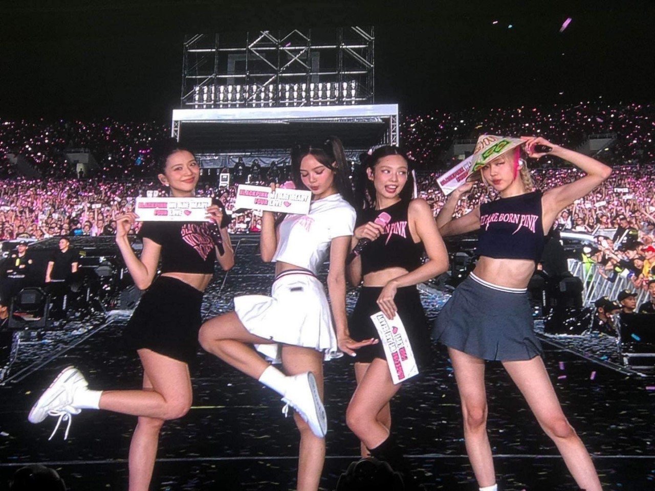 BLACKPINK lập kỷ lục nghệ sĩ Kpop có tour diễn đạt doanh thu 'khủng' nhất trong năm 2023 BLACKPINK lập kỷ lục nghệ sĩ Kpop có tour diễn đạt doanh thu 'khủng' nhất trong năm 2023