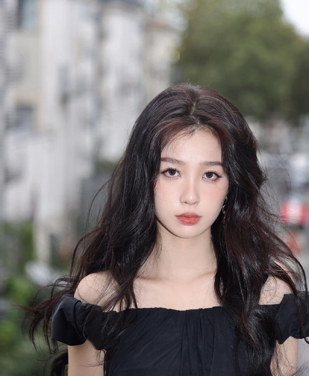 Ngu Thư Hân bị nghi ngờ là nhân vật nữ trong tin đồn 'bóc phốt' tiểu hoa thường xuyên vắng mặt khiến tiến độ quay phim bị trậm trễ. Cụ thể, trên MXH xuất hiện bài tố cáo một nữ diễn viên là nữ chính trong một bộ phim đang quay nhưng vắng mặt liên tục vì hoạt động riêng. Nam chính vì chuyện này mà không thể vào đoàn làm phim mới theo lịch, buộc phải đóng nhiều cảnh dùng thế thân thay cho nữ chính. Nữ chính trở lại đoàn phim lại không hài lòng với các cảnh dùng thế thân, đã yêu cầu nhà sản xuất quay lại, nam chính bị chọc giận đến nỗi khóc. Netizen nhanh chóng phát hiện Ngu Thư Hân nghỉ gần 1 tháng, phim 'Vĩnh Dạ Tinh Hà' (Sổ Tay Công Lược Hắc Liên Hoa) đóng cùng Đinh Vũ Hề hiện tại kéo dài tới tháng thứ 5 vẫn chưa xong.