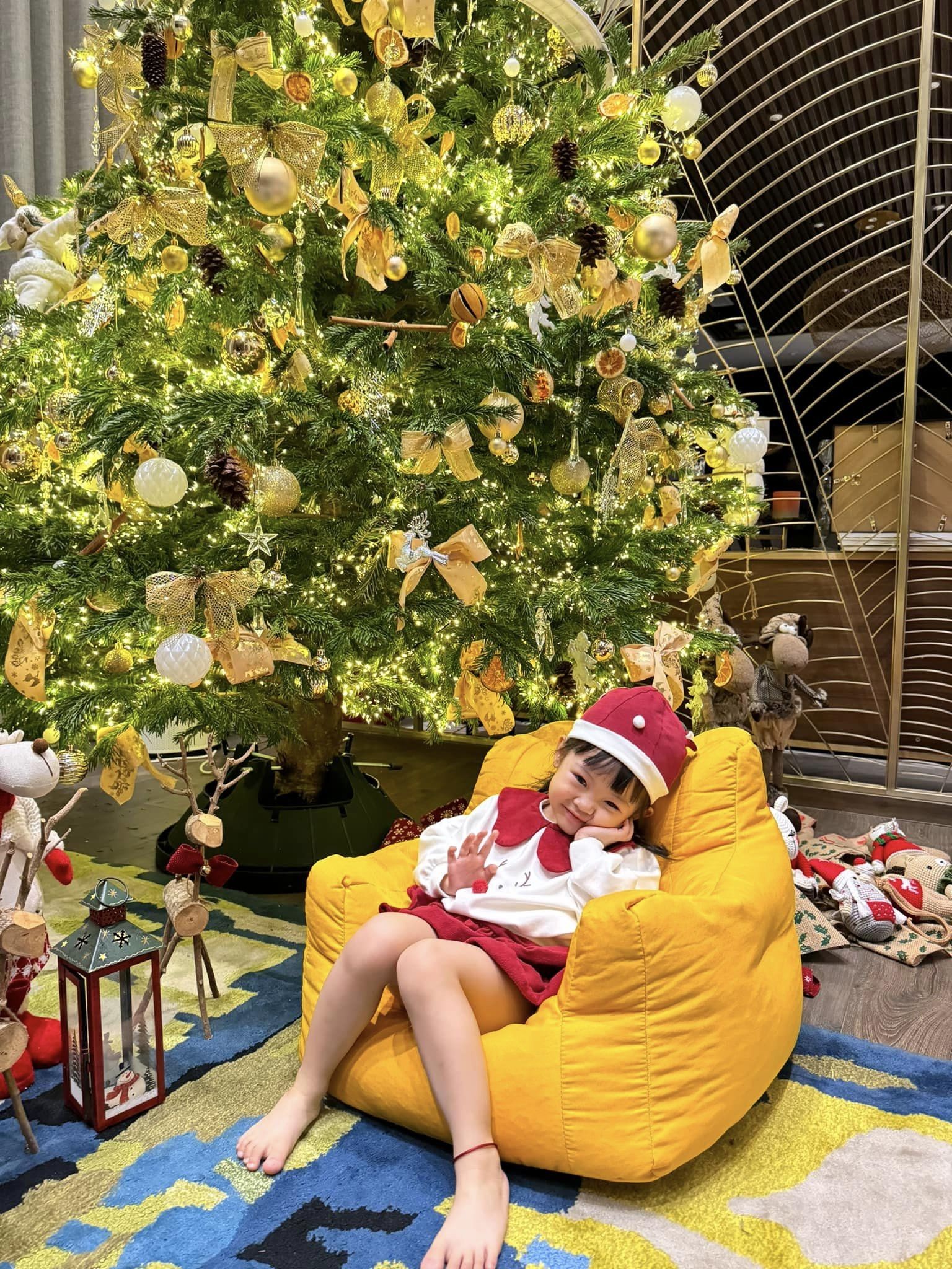 Biểu cảm đáng yêu của hai bé khiến cư dân mạng 'quắn quéo' vì quá đỗi dễ thương