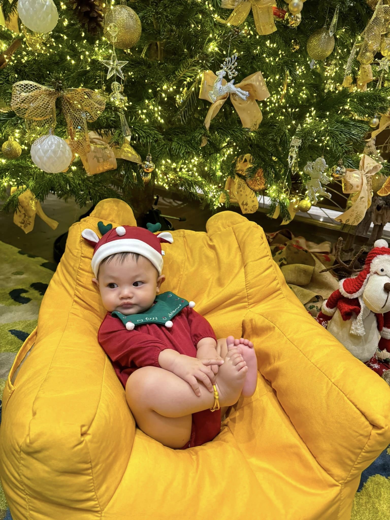 Dân tình để ý Đàm Thu Trang đeo lắc chân vàng lấp lánh cho con trai Sutin