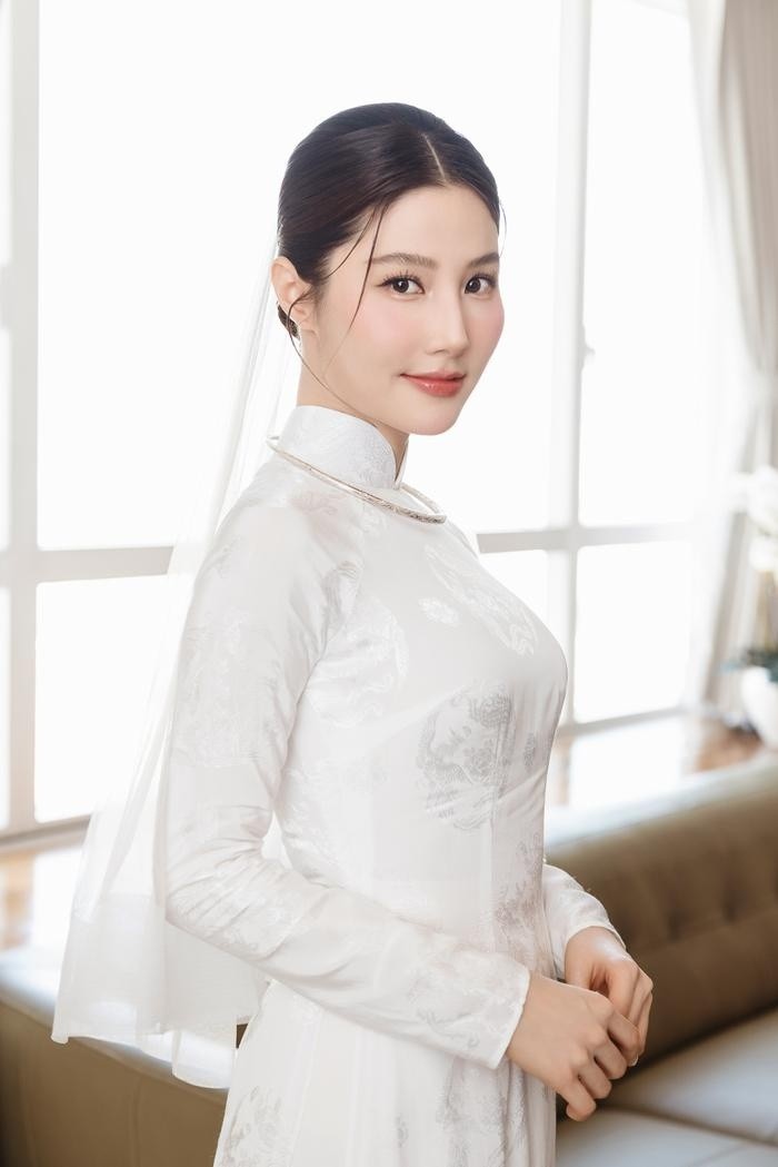 Cô dâu Diễm My 9X trang điểm nhẹ nhàng, búi tóc cao khoe visual xinh đẹp. Cô nàng mặc chiếc áo dài trắng, đeo kiềng bạc đơn giản nhưng tôn lên nhan sắc mỹ miều Cô dâu Diễm My 9X trang điểm nhẹ nhàng, búi tóc cao khoe visual xinh đẹp. Cô nàng mặc chiếc áo dài trắng, đeo kiềng bạc đơn giản nhưng tôn lên nhan sắc mỹ miều