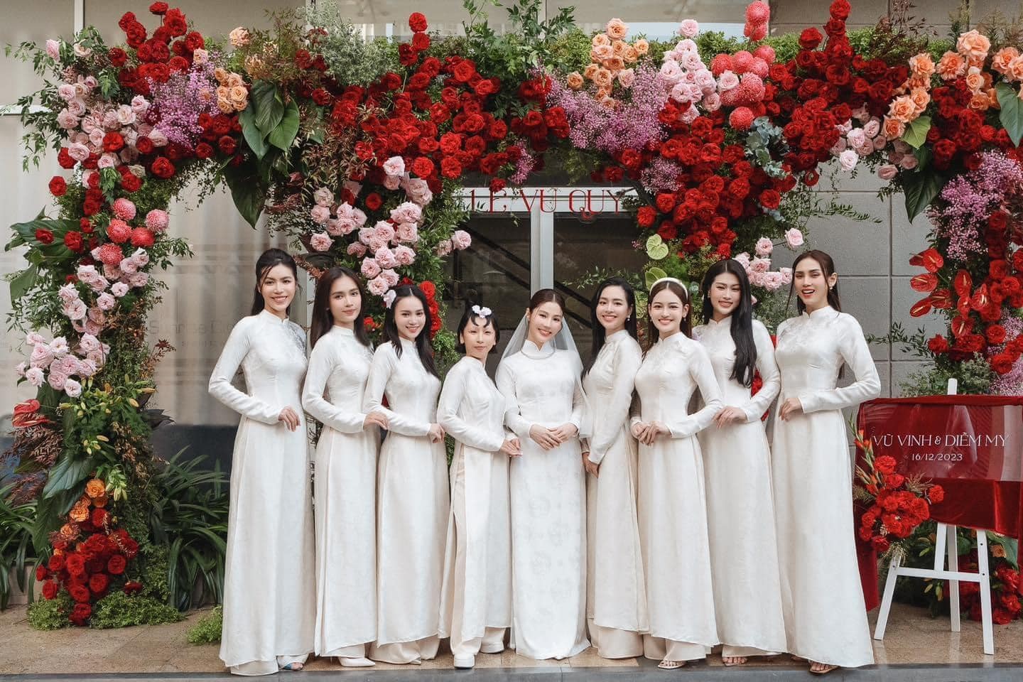 Lễ ăn hỏi Diễm My 9X: Cô dâu khoe visual xinh đẹp, dàn phù dâu toàn mỹ nhân Vbiz tụ hội - Ảnh 3