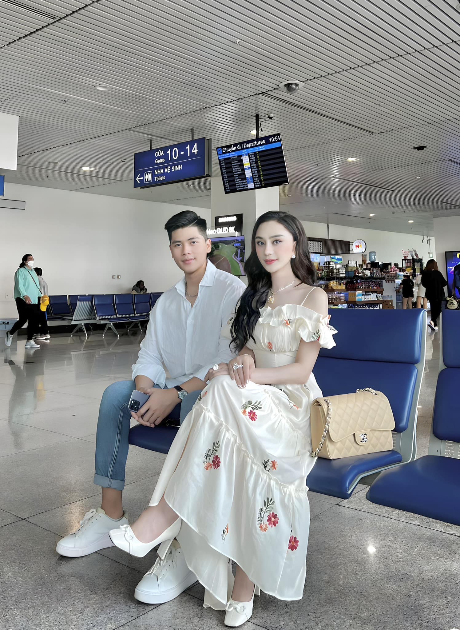 Nhiều khán giả 'đẩy thuyền' Lâm Khánh Chi với trợ lý kém 21 tuổi và mong cô sớm có tình yêu mới