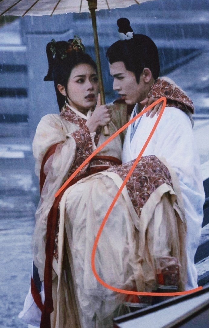 Triệu Kim Mạch, Trương Lăng Hách trên phim trường 'Độ Hoa Niên'.