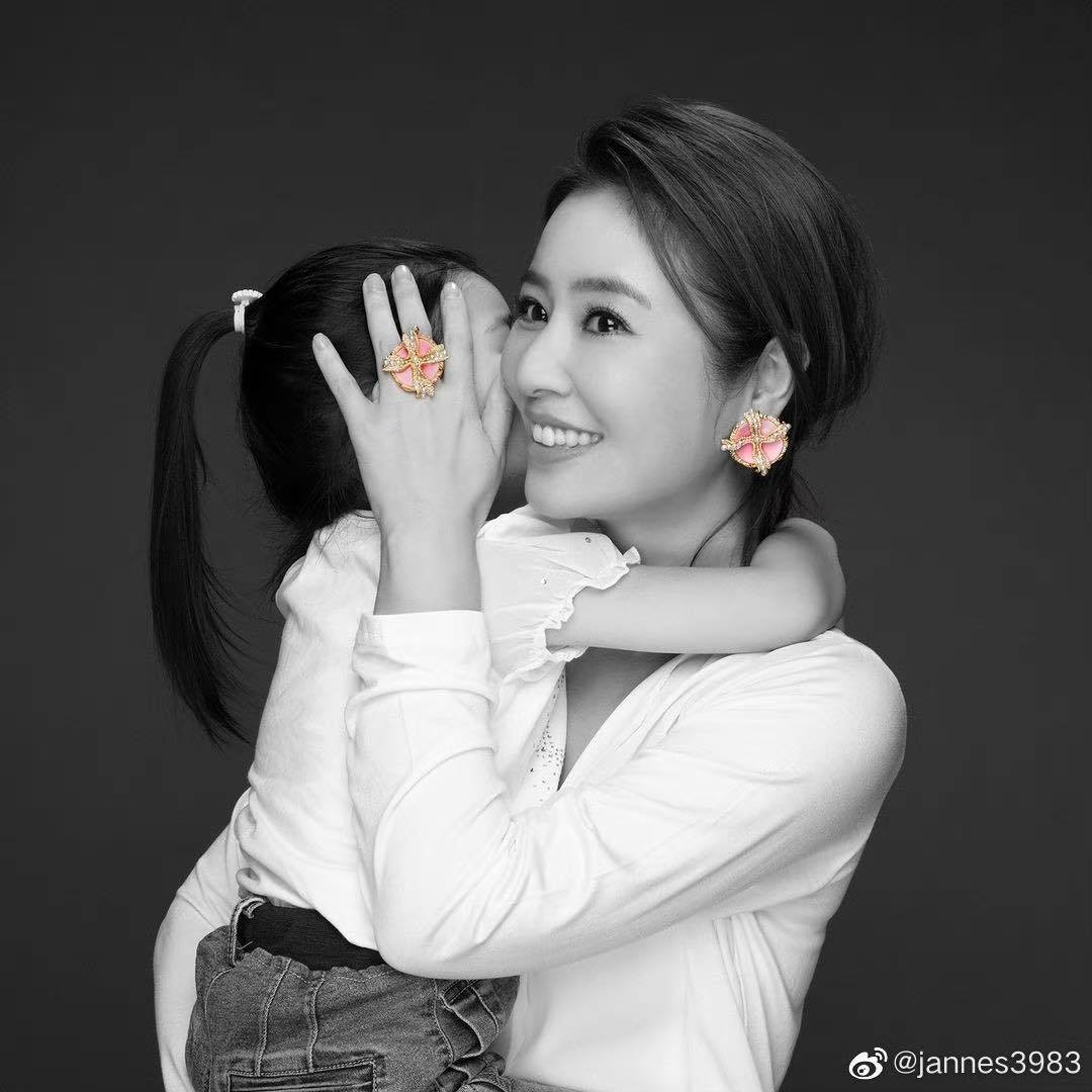 Lâm Tâm Như từng công khai ảnh chụp cùng con gái, nhưng nữ diễn viên vẫn dùng tay để che khuôn mặt Cá Heo Nhỏ