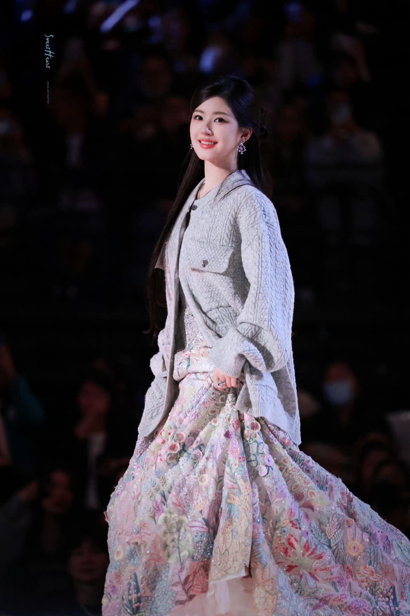 Triệu Lộ Tư quên cởi áo khoác len khi lên sân khấu Tinh Quang Đại Thưởng 2023 leo lên No.2 hot search Weibo