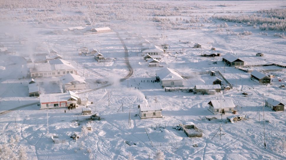 Thị trấn Oymyakon của Nga nhìn từ trên cao. (Ảnh: Dean Conger/Getty Images) Thị trấn Oymyakon của Nga nhìn từ trên cao. (Ảnh: Dean Conger/Getty Images)