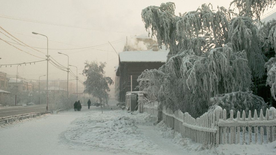 Yakutsk, Nga, là một trong những thành phố lạnh nhất trên Trái đất, với nhiệt độ xuống tới âm 80 F (âm 62,2 C). (Ảnh: Dean Conger/Getty Images) Yakutsk, Nga, là một trong những thành phố lạnh nhất trên Trái đất, với nhiệt độ xuống tới âm 80 F (âm 62,2 C). (Ảnh: Dean Conger/Getty Images)