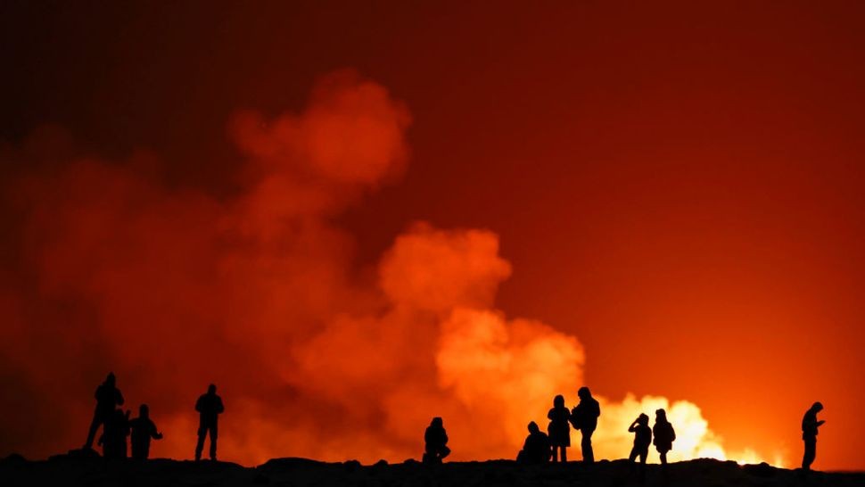 Người dân ở phía tây nam Iceland chứng kiến núi lửa phun trào sau nhiều tuần động đất dữ dội. (Ảnh: Jeff J Mitchell / Getty Images)
