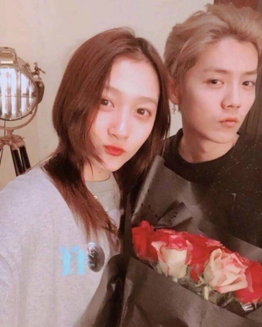 Hot search 'bạo đỏ' bảng giải trí: Lộc Hàm và Quan Hiểu Đồng Kết hôn. Theo paparazzi Lưu Đại Chùy, cặp đôi đã kết hôn vào ngày 17/9 - ngày sinh nhật Quan Hiểu Đồng. Tuy nhiên phía Lộc Hàm sau đó đã lên tiếng phủ nhận