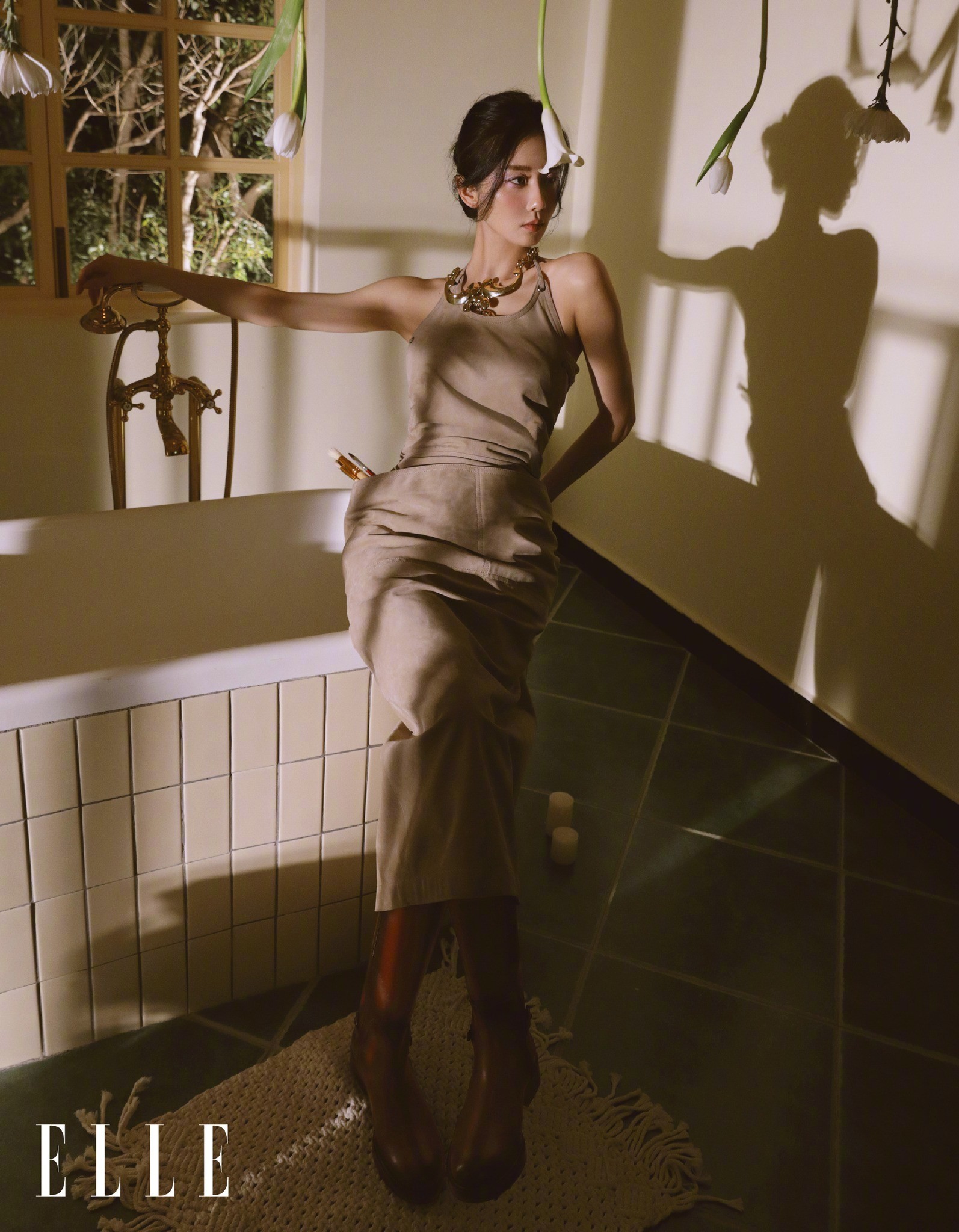 Lưu Thi Thi đẹp nao lòng trên bìa tạp chí ELLE khai niên tháng 1/2024.