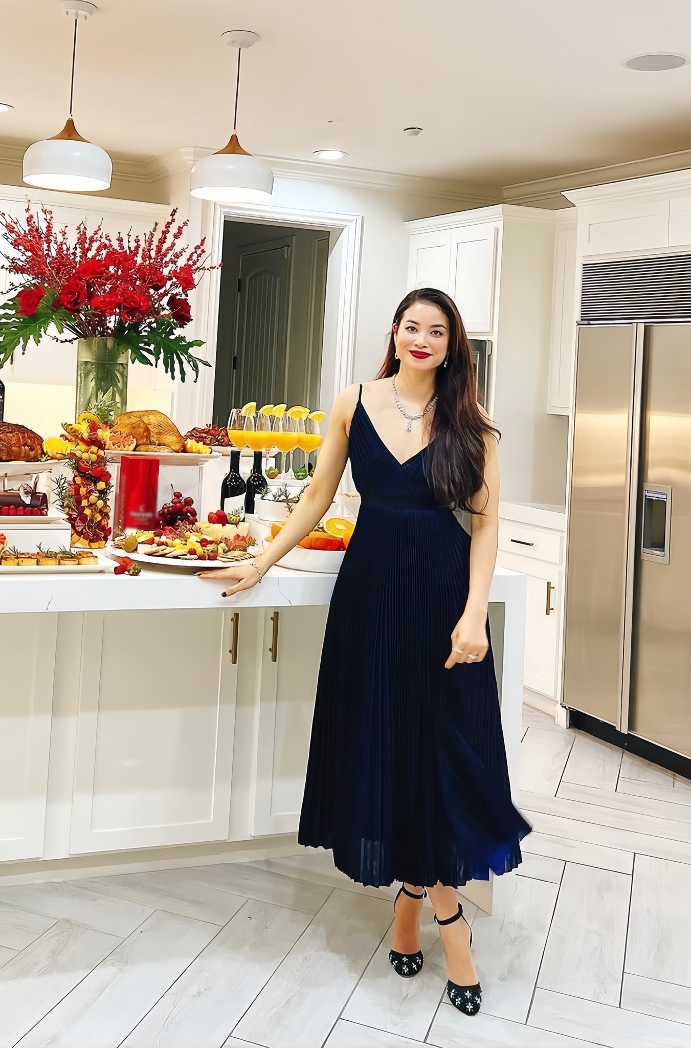 Phạm Hương khiến dân tình xuýt xoa vì sắc vóc đỉnh cao chuẩn 'nàng hậu quốc dân'