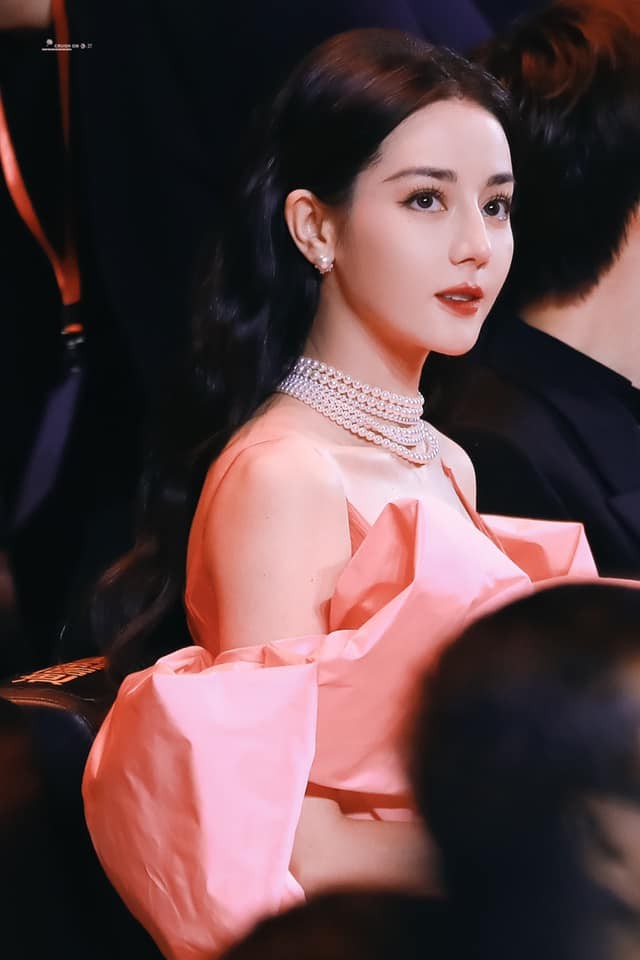 Tình trạng đáng báo động của Địch Lệ Nhiệt Ba: Nhan sắc 'trồi sụt', diễn xuất thảm họa, thiếu tác phẩm tiêu biểu - Ảnh 1