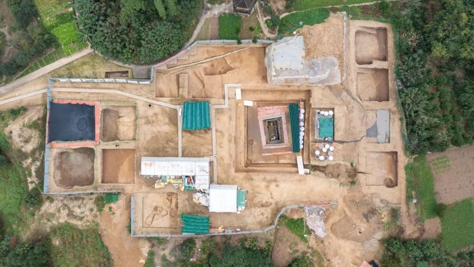 Các hiện vật được tìm thấy trong một ngôi mộ được bảo quản tốt, có niên đại khoảng 2.200 năm trước, được khai quật vào đầu năm nay tại quận Wulong, thành phố Trùng Khánh, Trung Quốc. (Ảnh: Viện nghiên cứu khảo cổ và di tích văn hóa Trùng Khánh)