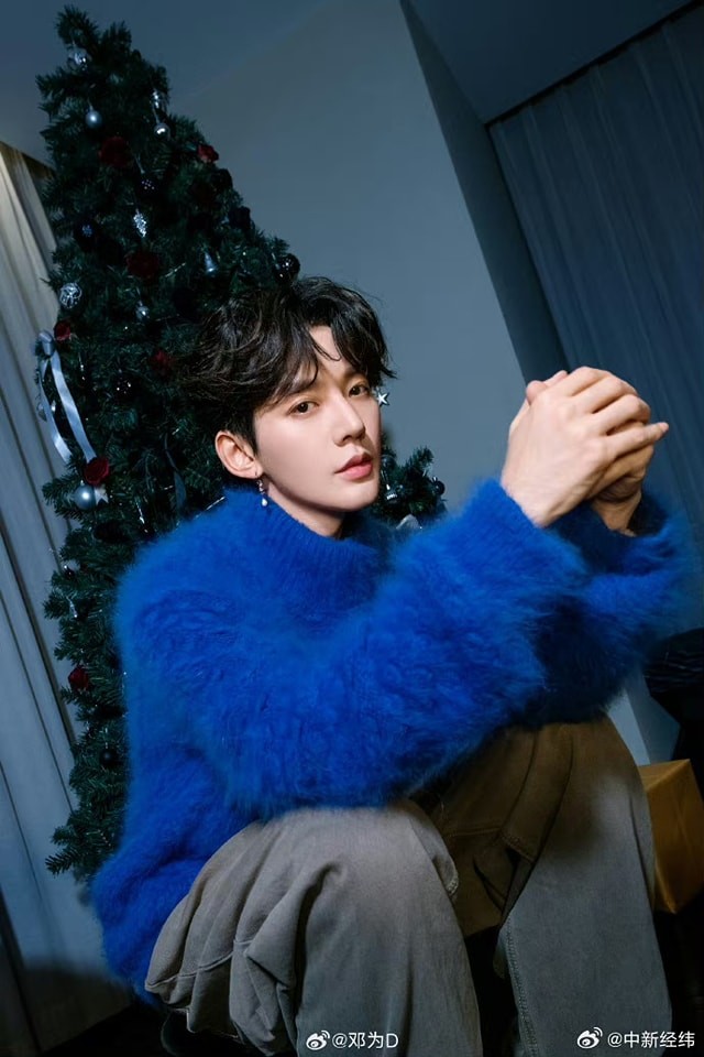 Một trợ lý cũ của Đặng Vi đăng đàn tố cáo công ty quản lý nam diễn viên không trả tiền lương, công khai mức lương nhận được chỉ 5000 tệ (khoảng 17 triệu đồng) và không được đóng bảo hiểm xã hội, tiền thuê nhà điện nước phải tự lo, đôi khi phải tự bỏ tiền túi ra dự chi các khoản tiêu phí của nghệ sĩ.