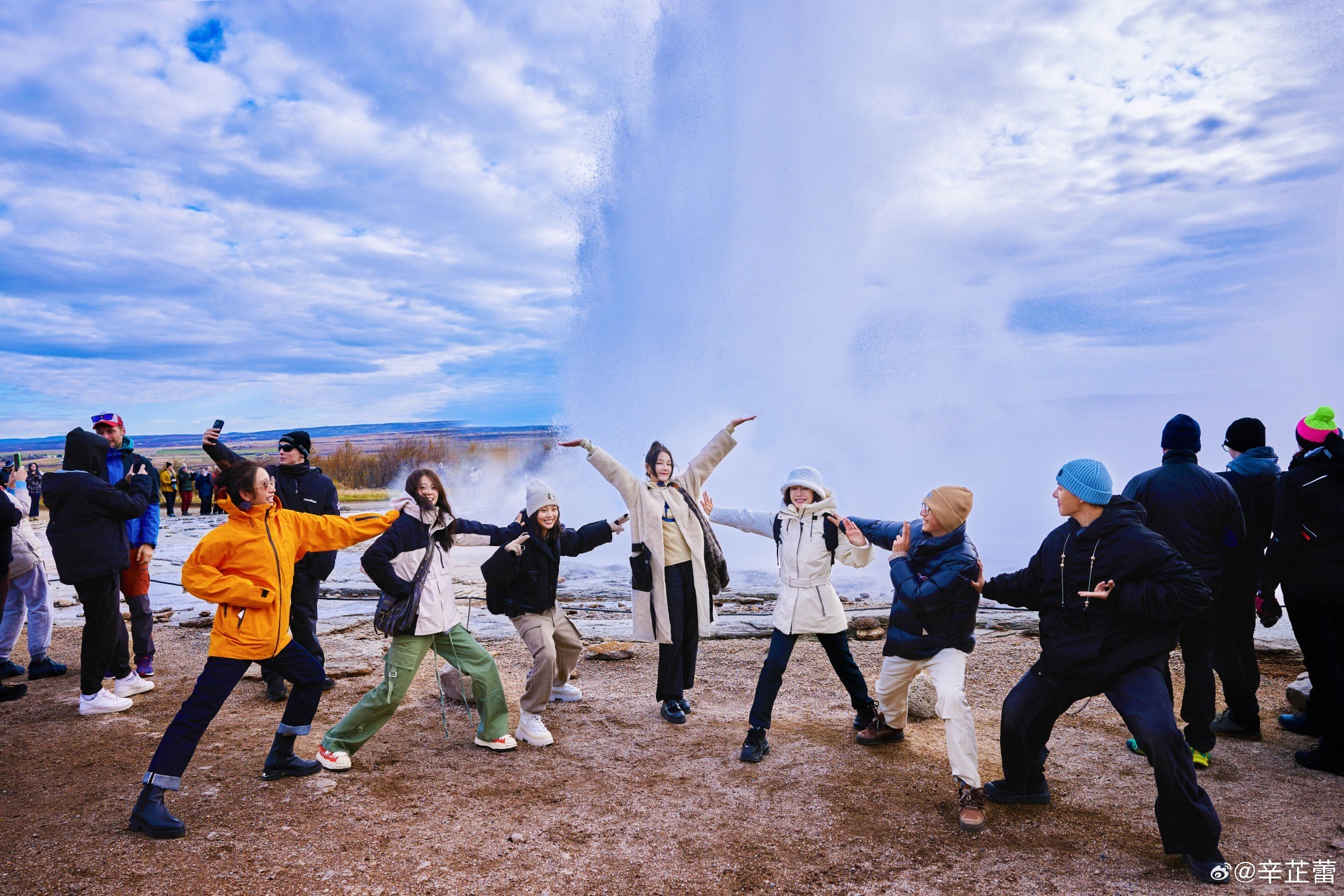 Tân Chỉ Lôi đăng tải hình ảnh dàn cast trong Hoa Tỷ Đệ 5 ở  ở Iceland