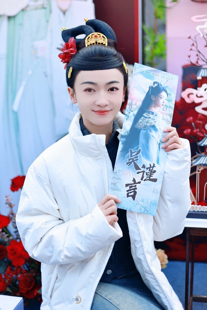 Tạo hình của Ngô Cẩn Ngôn trong ''Xuân Hoa Yếm'' gây tranh cãi, khác xa hình ảnh khí chất trong poster phát hành trước đó