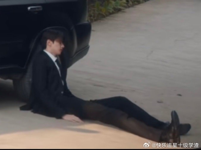 Choáng với đôi chân dài như trong truyện tranh của Lâm Nhất trong một cảnh phim