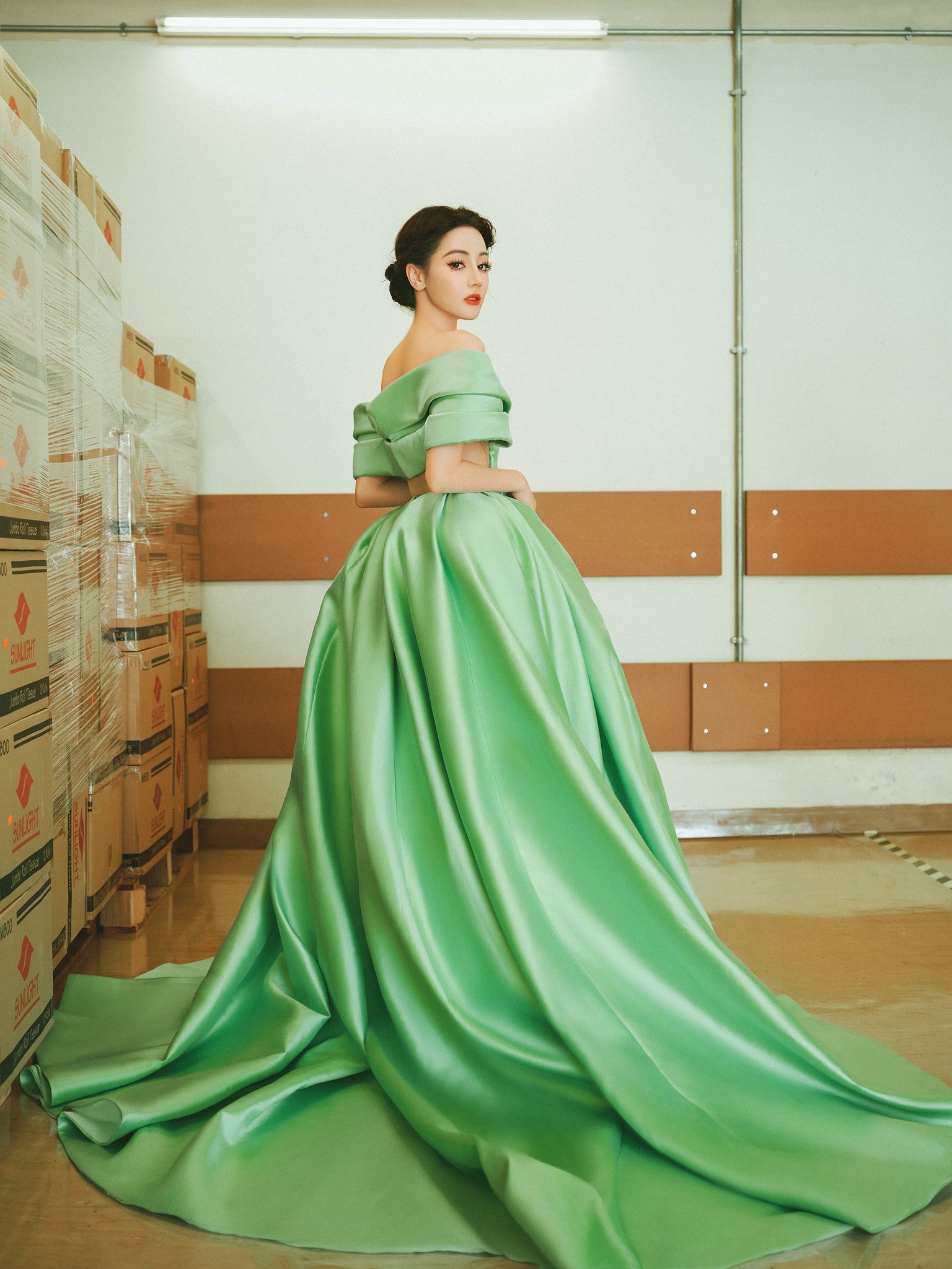 Nữ diễn viên diện nhiều Haute Couture nhất năm 2023 - Địch Lệ Nhiệt Ba đã nhanh chóng mở khóa trang phục cao cấp mới trong bộ ảnh mở đầu năm 2024. Đây là thiết kế đến từ BST mùa thu 2023 của thương hiệu Georges Hobeika.