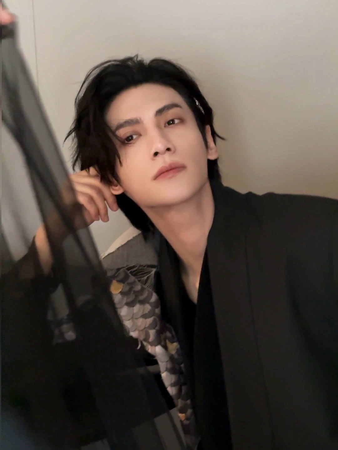 Tạo hình của La Vân Hi trong buổi livestream chiều nay.