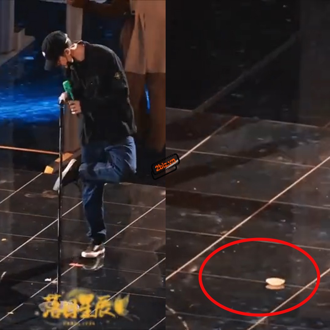 Sự cố hy hữu hài hước: Vương Nhất Bác trong lúc tổng duyệt sân khấu đài Hồ Nam đã dẫm phải miếng dán ngực do ai đó làm rơi. Anh chàng lạnh lùng tháo ra khỏi giày và ném đi. Cư dân mạng 'cười bò' bình luận có thể chính Vương Nhất Bác cũng không biết đó là gì.